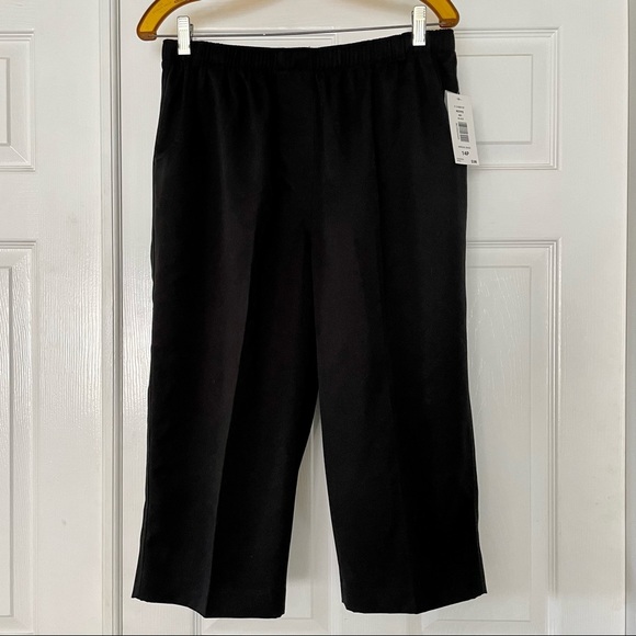 Alia Pants - 𝅺Alia Black Capri Pants Relaxed Fit New with Tags